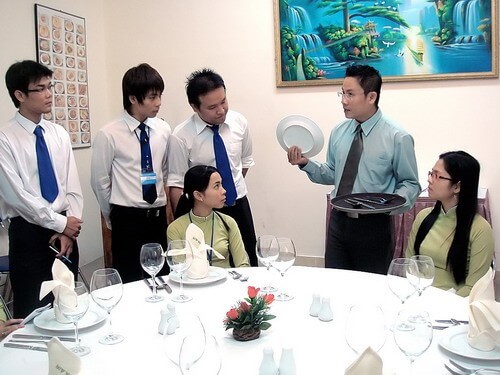 Lam-dich-vu-phai-co-long-men-khach-alojob.vn