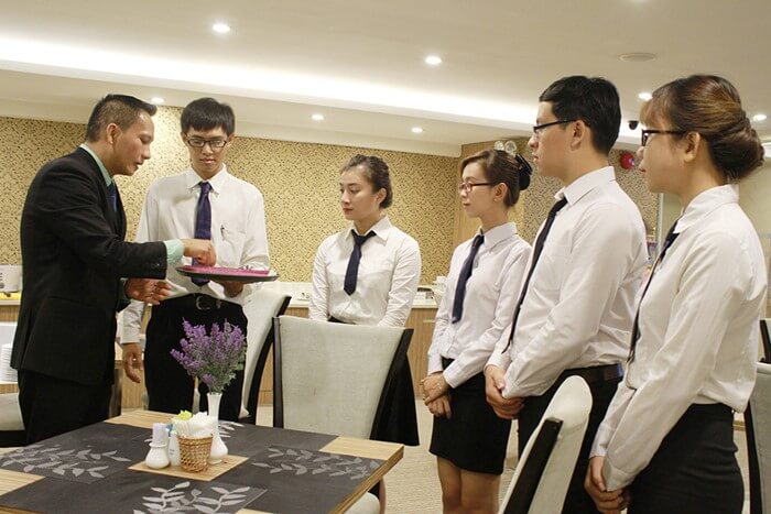 Làm việc trong môi trường phục vụ chuyên nghiệp