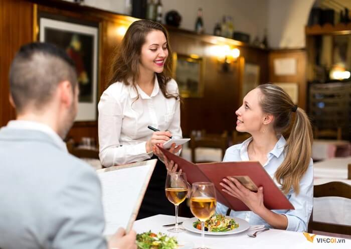 Tiếp xúc nhiều với người nước ngoài có thể nâng cao được trình độ ngoại ngữ