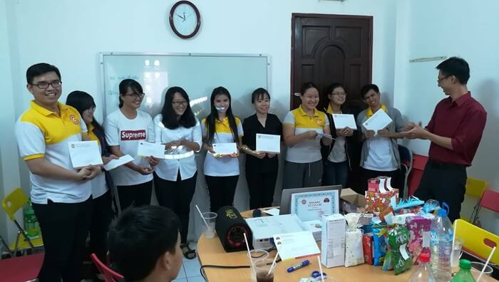 Các bạn nhân viên 1 phút 30 giây 